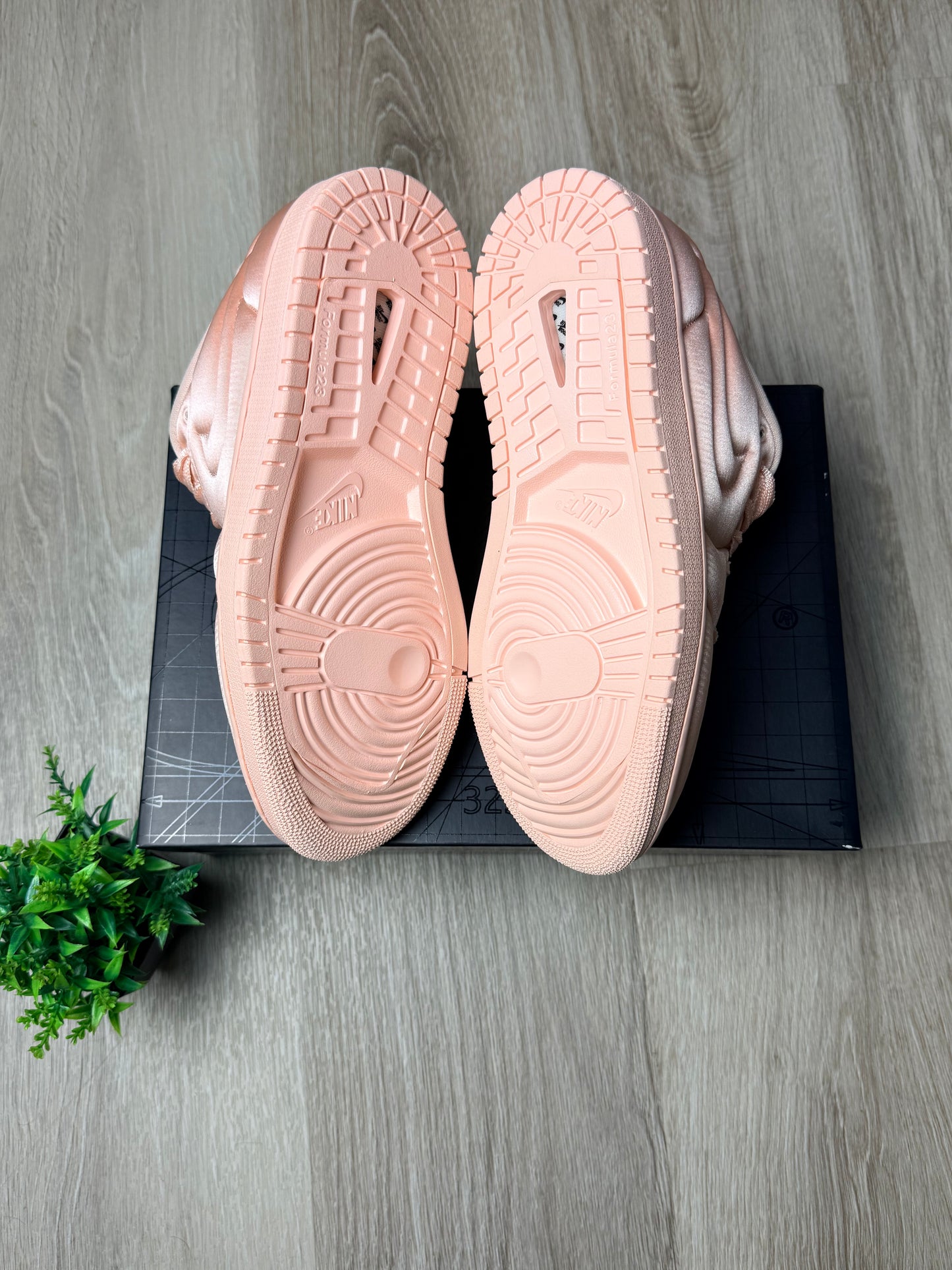 Air Jordan 1 Low Method of Make Satin Pink
